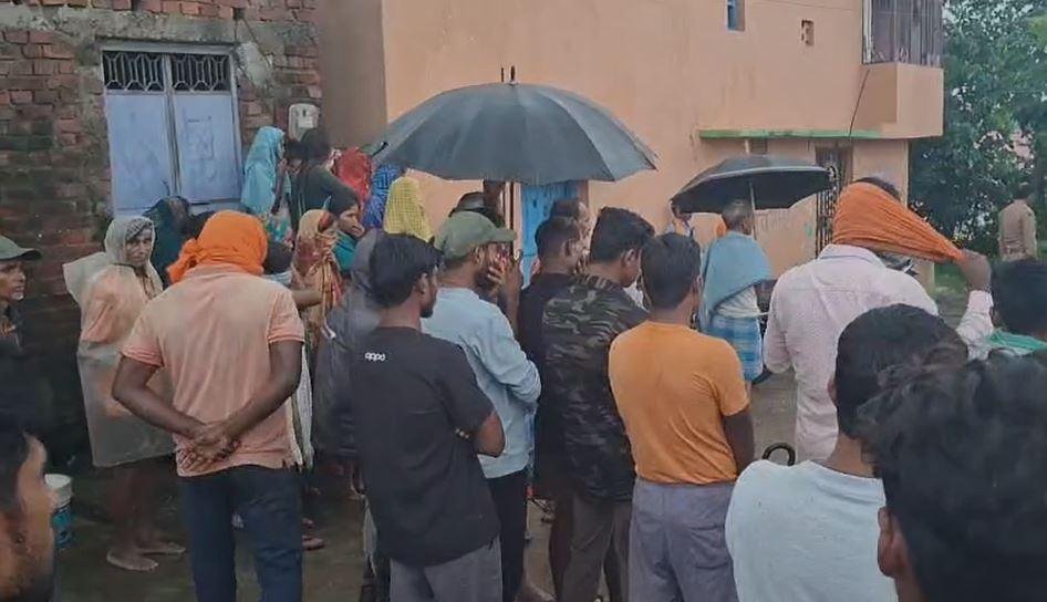 Hazaribagh : घटना के बाद जुटी लोगों की भीड़