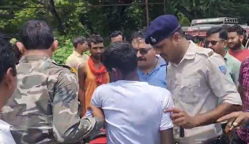 Bokaro : एक चोर को पुलिस ने हिरासत में लिया