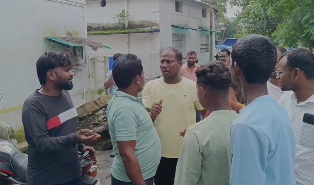 Dhanbad : दहेज की खातिर मार डाला! गर्भवती विवाहिता महिला की संदिग्ध मौत, ससुरालवालों पर आरोप... Dhanbad : घटना के बाद जुटी लोगों की भीड़