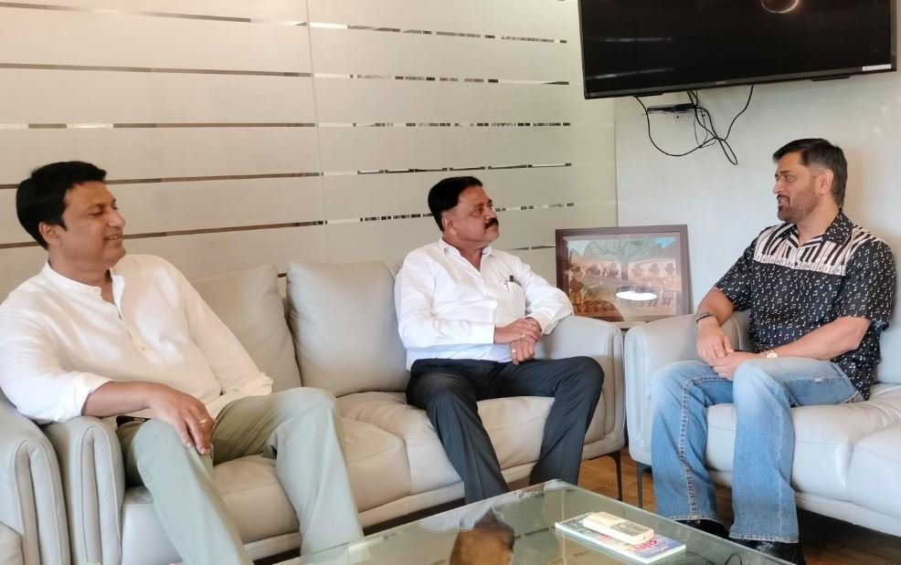 MS Dhoni से मिले मंत्री सुदिव्य कुमार सोनू, खेल और पर्यटन को नई उड़ान देने की तैयारी... MS Dhoni से मुलाकात के दौरान अजय नाथ शाहदेव मौजूद