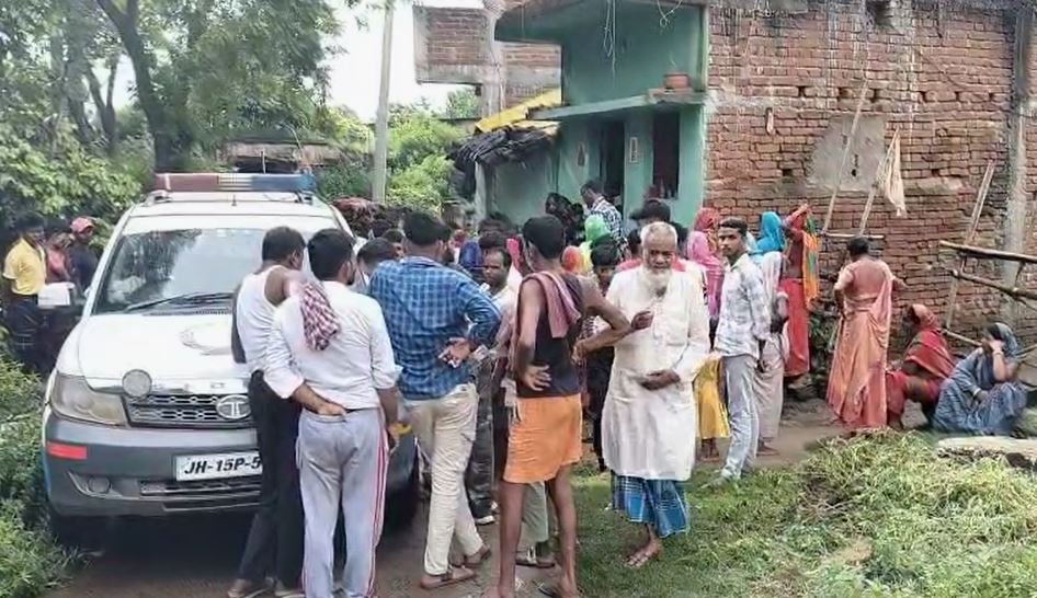 Deoghar : सारठ में करंट लगने से महिला की दर्दनाक मौत, परिवार में मचा कोहराम... Deoghar : ग्रामीणों की जुटी भीड़