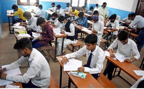 एलएलएम परीक्षा के दौरान बिजली गुल, छात्रों ने किया हंगामा; शिक्षकों से की बदतमीजी, शिकायत दर्ज