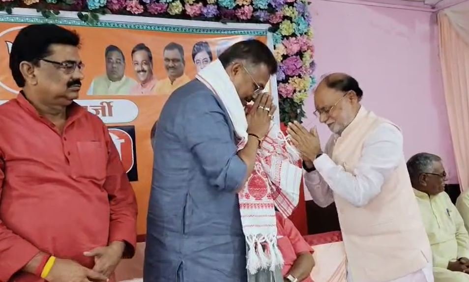 Bokaro : इरफान अंसारी से स्वास्थ्य विभाग नहीं संभल रहा है हेमंत कोई दूसरी व्यवस्था कर ले-सांसद मनीष जायसवाल का बड़ा बयान... Bokaro : कानून अपना काम कर रही है