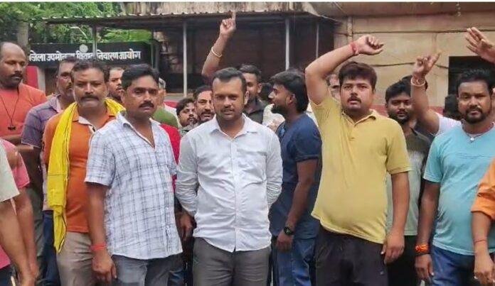 Bokaro : शराब दुकानकर्मियों का हंगामा, बकाया राशि पर तत्काल निष्कासन से नाराज़गी...