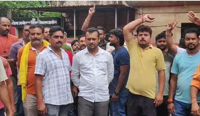 Bokaro : शराब दुकानकर्मियों का हंगामा, बकाया राशि पर तत्काल निष्कासन से नाराज़गी...