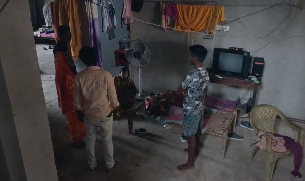 Giridih Crime : हथियार के दम पर लूटे लाखों 