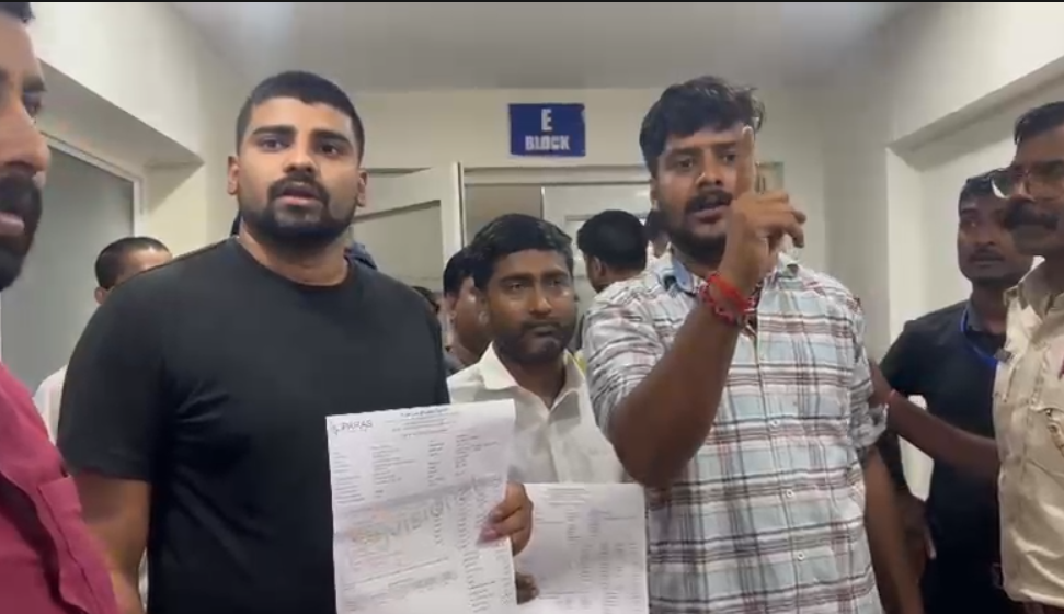 Breaking : कांग्रेस नेता के भाई को लगी चार गोलियां, पारस अस्पताल में हंगामा... Breaking : हंगामा करते लोग