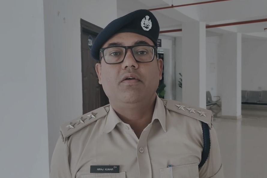 Garhwa : सड़क पर बहा खून, मझिगांव में अपराधियों ने दिनदहाड़े शख्स को मारी गोली... Garhwa : मामले की जानकारी देती पुलिस