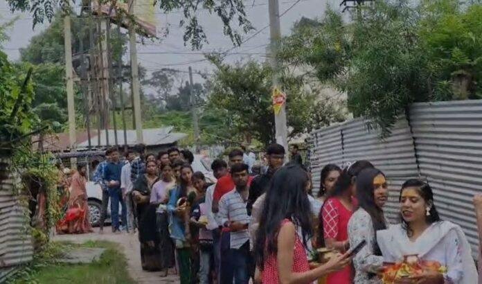 Hazaribagh : पहली सोमवारी पर ऐतिहासिक बुढ़वा महादेव मंदिर में उमड़ा श्रद्धालुओं का सैलाब