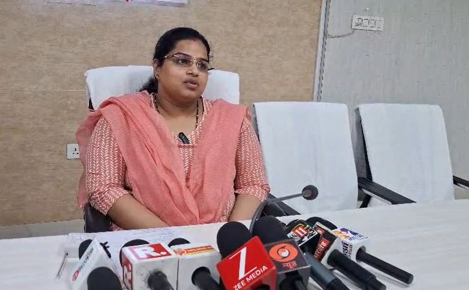 Palamu Crime : जानकारी देती एसपी