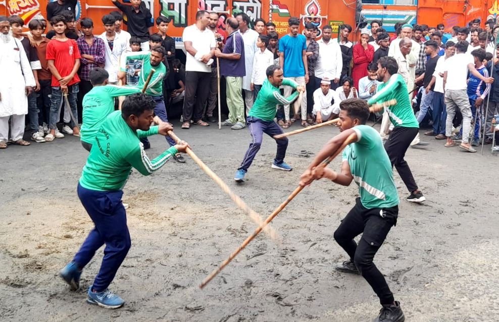 Hazaribagh : बरकट्ठा में बड़े ही धूमधाम से मना मुहर्रम, थाना परिसर में भांजी लाठी दिखाया प्रदर्शन