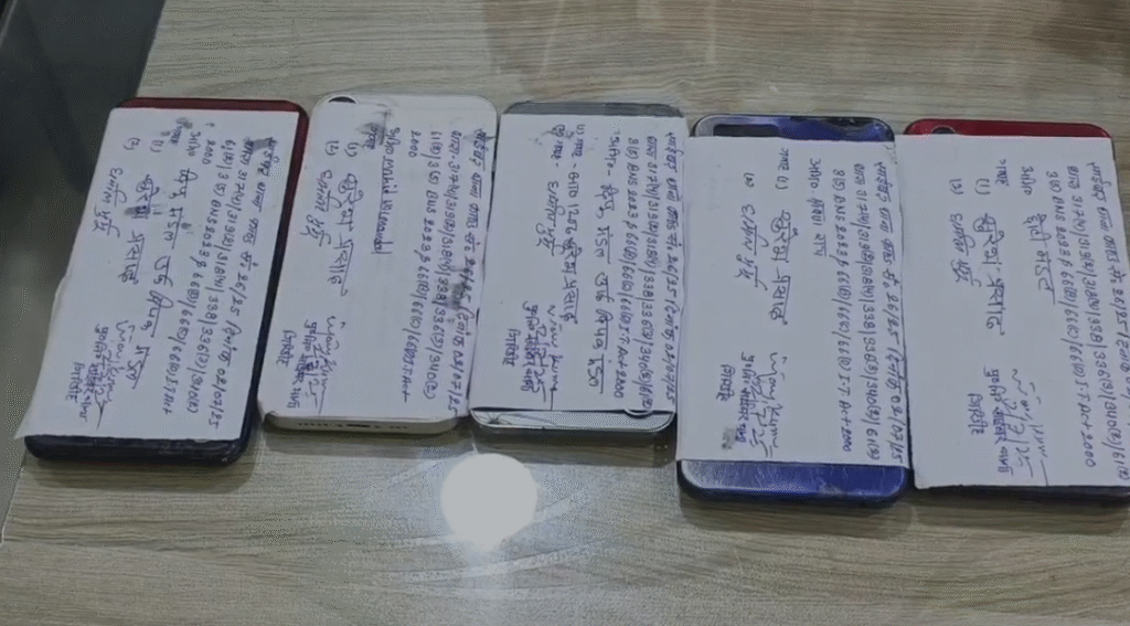 Giridih Crime : आधार अपडेट कराने के नाम पर साईबर ठगी करने वाले चार ठग गिरफ्तार... 2 22Scope News Giridih Crime : अपराधियों के पास से जब्त फोन