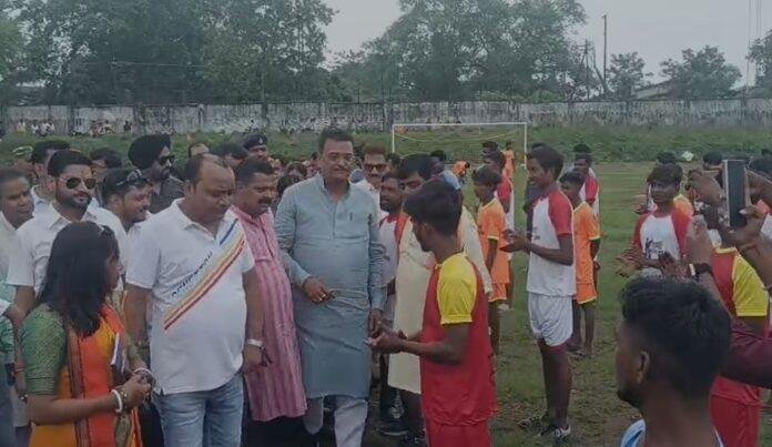 Ramgarh : नमो फुटबॉल टूर्नामेंट का भव्य आगाज, सांसद मनीष जायसवाल ने किया शुभारंभ...