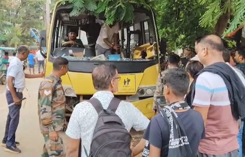 देवघर में स्कूल बस ने मचाई तबाही: तेज रफ्तार मेंटेनेंसहीन बस की टक्कर से एक की मौत, तीन घायल