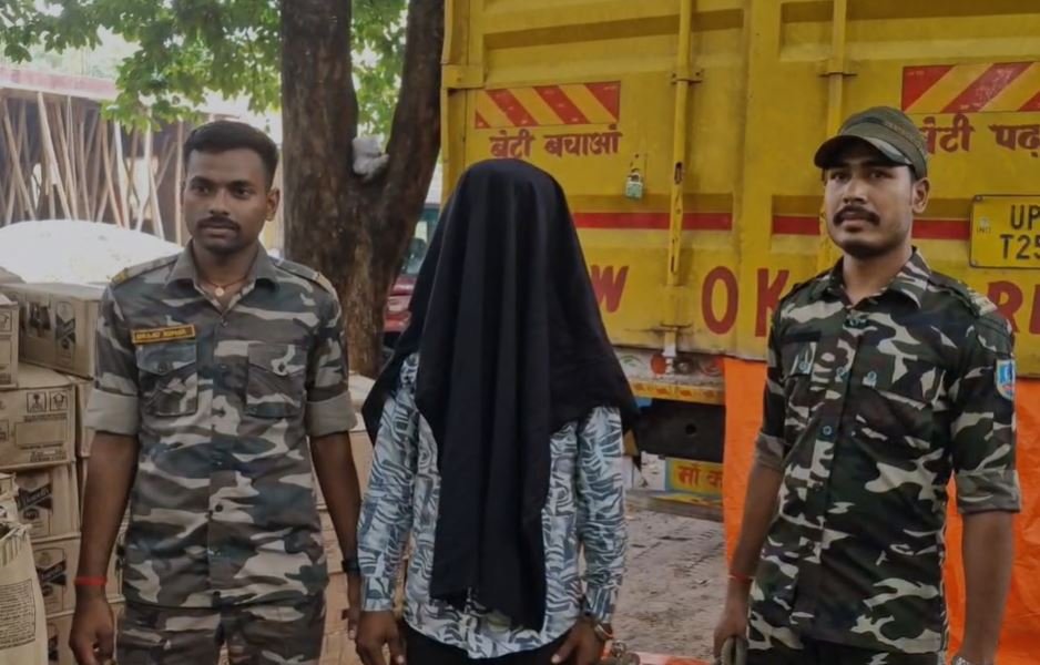 Hazaribagh : डाक पार्सल कंटेनर से निकला शराब का जखीरा, अवैध शराब के साथ एक गिरफ्तार... Hazaribagh : एक आरोपी हिरासत में