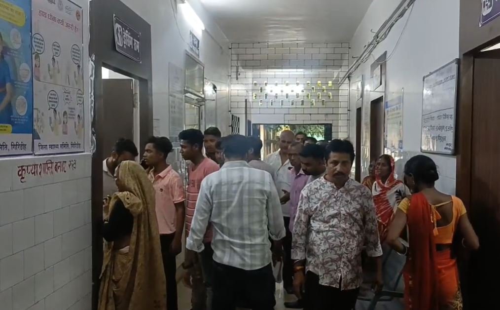 Giridih : दो पक्षों में हो रही लड़ाई के बीच तीसरे युवक का काट दिया गला... Giridih : अस्पताल में जुटी लोगों की भीड़