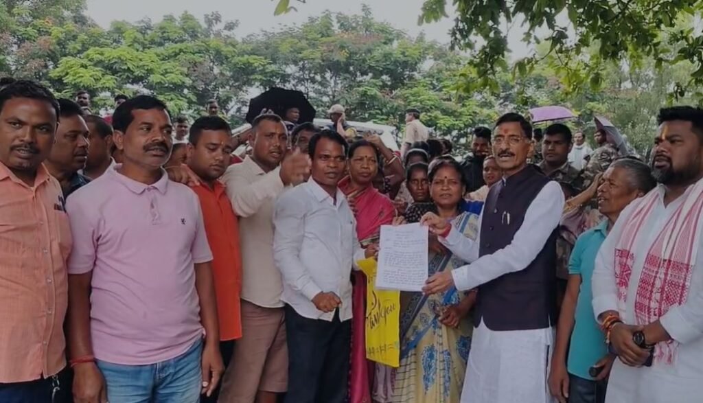 RIMS-2 controversy : "उपजाऊ को बता रहे बंजर"-रिम्स-2 जमीन विवाद पर भड़के संजय सेठ, स्वास्थ्य मंत्री को बताया मानसिक दिवालिया... RIMS-2 controversy : स्थानीय ग्रामीणों से मिले रक्षा राज्य मंत्री