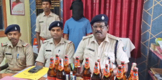 Simdega Crime : अवैध शराब बेचते हुए रंगेहाथ शख्स गिरफ्तार, भारी मात्रा में...