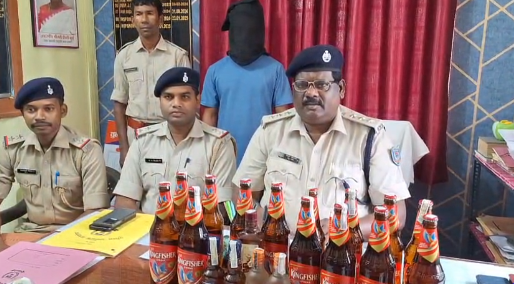 Simdega Crime : अवैध शराब बेचते हुए रंगेहाथ शख्स गिरफ्तार, भारी मात्रा में...