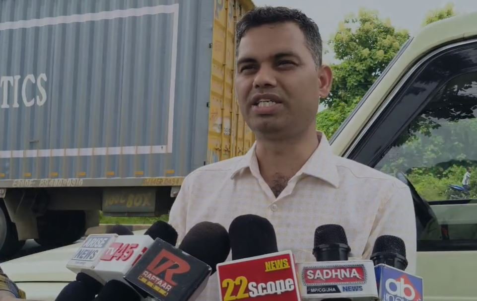Dhanbad में सरकारी जमीन की लूट, गोबिंदपुर के ग्रामीणों ने रुकवाया काम, अंचलाधिकारी के... Dhanbad सीओ ने दिया जांच का आश्वासन