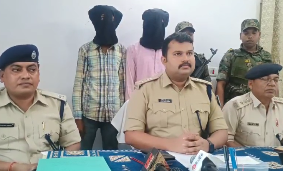 Gumla Crime : रुई लदी ट्रक से निकाल शराब का जखीरा, 1020 पेटी शराब के साथ दो गिरफ्तार...