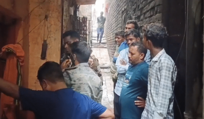 Dhanbad Suicide : घर में फंदे के सहारे झूलकर युवती ने कर ली आत्महत्या, प्रेम-प्रसंग में...