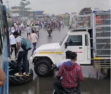 Ranchi Breaking : सड़क जाम में लगा वाहनों की लंबी कतार