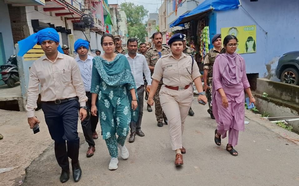 Palamu : शांतिपूर्ण और सुरक्षित माहौल को लेकर प्रशासन अलर्ट, मेदिनीनगर में फ्लैग मार्च निकाला गया