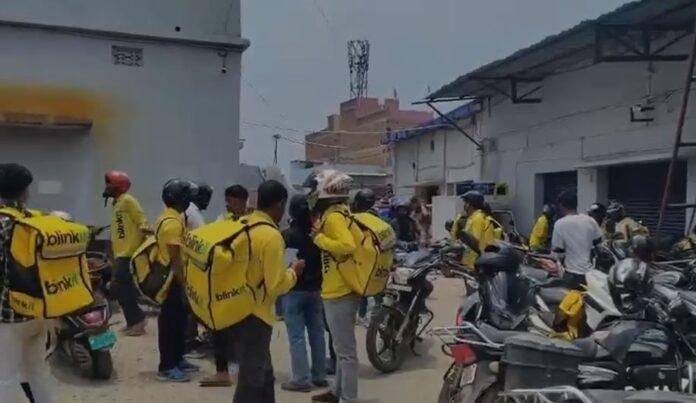;8l Ranchi में सड़कों पर उतरे Blinkit कर्मी, जोरदार हंगामे के साथ कामकाज ठप...
