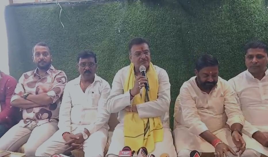 Ramgarh : कैदी की संदिग्ध मौत पर सियासत गर्म, सांसद मनीष जायसवाल ने पुलिस की कार्रवाई पर उठाए सवाल... Ramgarh : सांसद ने बनाया दबाव