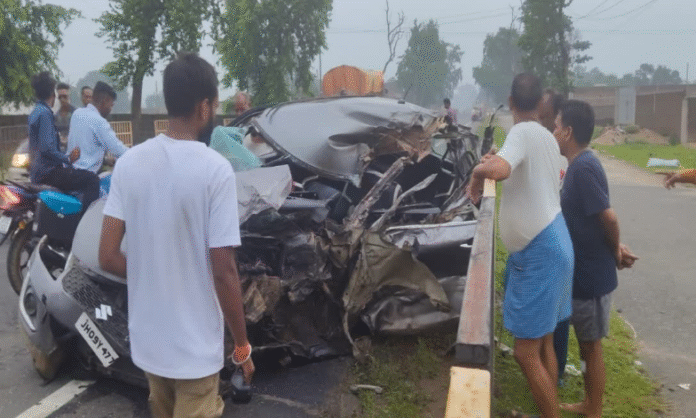 Giridih Accident : ट्रक ने कार को रौंदा, पिता-पुत्र समेत तीन की मौत, दो महिलाएं घायल...