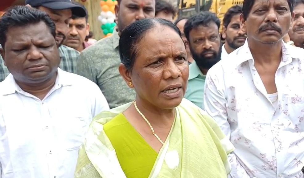 Saraikela : अपने घर का सपना हुआ साकार, प्रधानमंत्री आवास योजना के 120 लाभुकों को सांसद ने सौंपी चाभी...