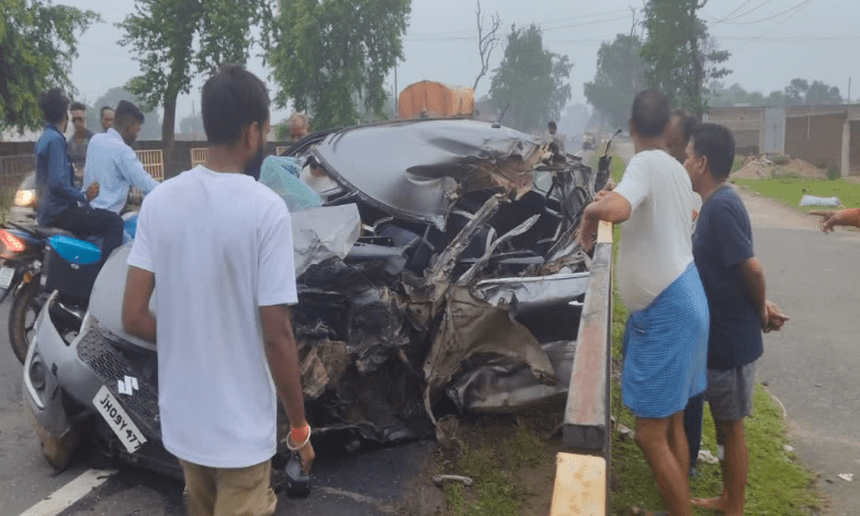 Giridih Accident : ट्रक ने कार को रौंदा, पिता-पुत्र समेत तीन की मौत, दो महिलाएं घायल...