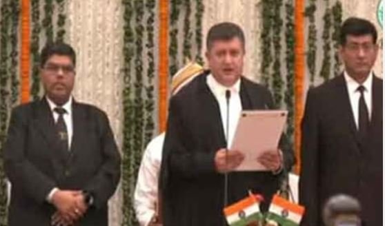 झारखंड हाईकोर्ट को मिला नया मुख्य न्यायाधीश, तरलोक सिंह चौहान ने राजभवन में ली पद और गोपनीयता की शपथ