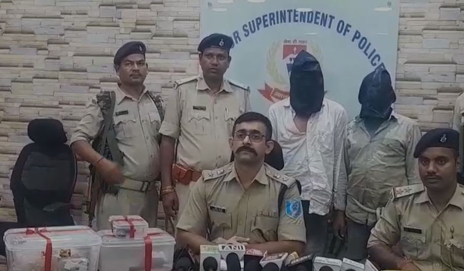 Chakulia : डेढ़ करोड़ की लूटकांड का सनसनीखेज खुलासा, दो शातिर हथियार समेत धराए...