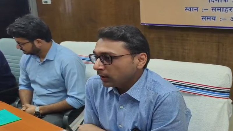 बाढ़ को लेकर DM ने कहा- पीड़ितों को दी जा रही है सुविधा, कहीं से कोई चूक नहीं
