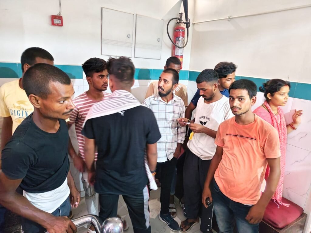 प्राइवेट बस स्टैंड स्थित होटल के समीप हथियारबंद बदमाश ने पेंट्रीकार कर्मचारी को मारी गोली प्राइवेट बस स्टैंड स्थित होटल के समीप हथियारबंद बदमाश ने पेंट्रीकार कर्मचारी को मारी गोली