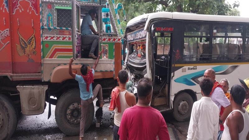 राजलक्ष्मी बस व ट्रक में टक्कर, एक दर्जन घायल, 2 गंभीर, भागलपुर रेफर