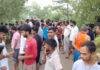 बाढ़ में सड़क किनारे एक महिला का मिला शव