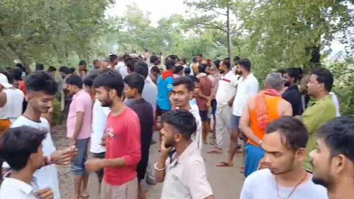 बाढ़ में सड़क किनारे एक महिला का मिला शव