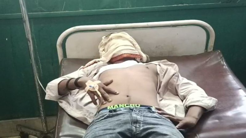 3 दोस्तों ने मिलकर अपने ही दोस्त को चाकू मारकर किया घायल