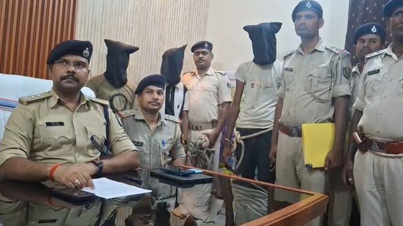 पुलिस ने ई-रिक्शा चुराने वाले गिरोह का किया खुलासा, शातिर व 20 हजार का इनामी अपराधी गिरफ्तार
