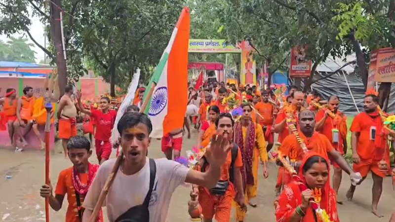 पटना सिटी से 500 से अधिक श्रद्धालुओं ने 54 फिट का उठाया कांवड़