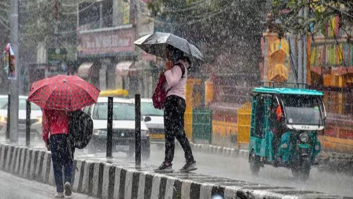 बिहार में मॉनसून हुआ मेहरबान, भारी बारिश से पटना समेत कई शहर लबालब, आज रेड अलर्ट