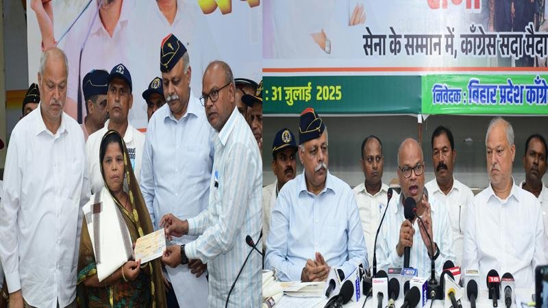 पुलवामा के शहीद सैनिकों के परिजनों को कांग्रेस ने दिया एक-एक लाख का चेक
