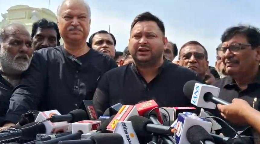 विपक्षी विधायकों की मार्शलों से धक्का-मुक्की, हंगामे के बीच 6 विधेयक पास, सदन कल तक के लिए स्थगित विपक्षी विधायकों की मार्शलों से धक्का-मुक्की, हंगामे के बीच 6 विधेयक पास, सदन कल तक के लिए स्थगित