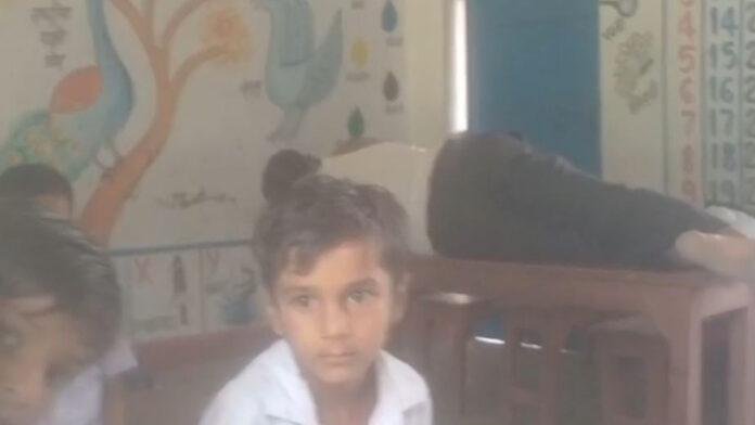 क्लासरूम में सोते दिखायी दिए हेडमास्टर, बच्चे ने बना लिया Video, हुआ Viral