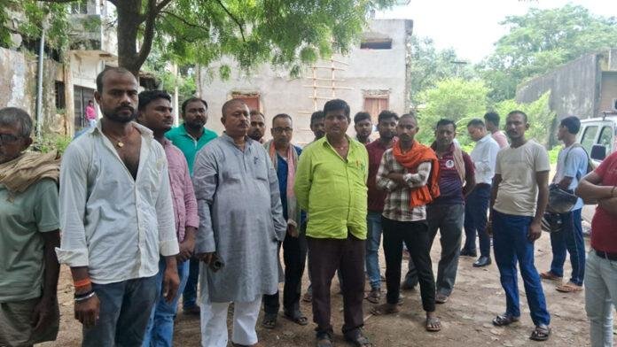 सड़क हादसे में बाइक सवार छात्र की मौत, 2 गंभीर रूप से घायल