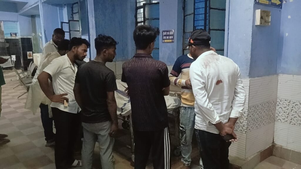 2 जुलूस आपस में भिड़े, दोनों तरफ से हुई पत्थरबाजी, अखाड़ा खेलने को लेकर हुई झड़प 2 जुलूस आपस में भिड़े, दोनों तरफ से हुई पत्थरबाजी, अखाड़ा खेलने को लेकर हुई झड़प