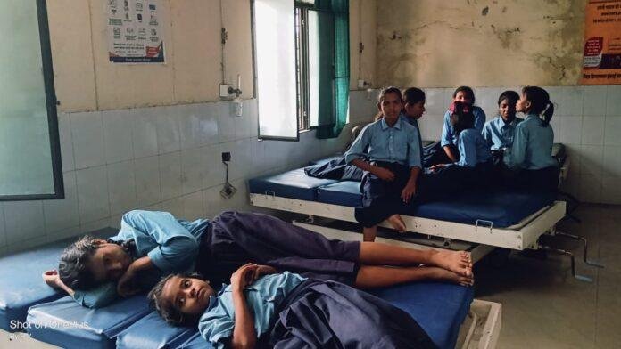 स्कूल में मध्याह्न भोजन खाने से 4 दर्जन छात्र बीमार, खाने में गिरा था छिपकली